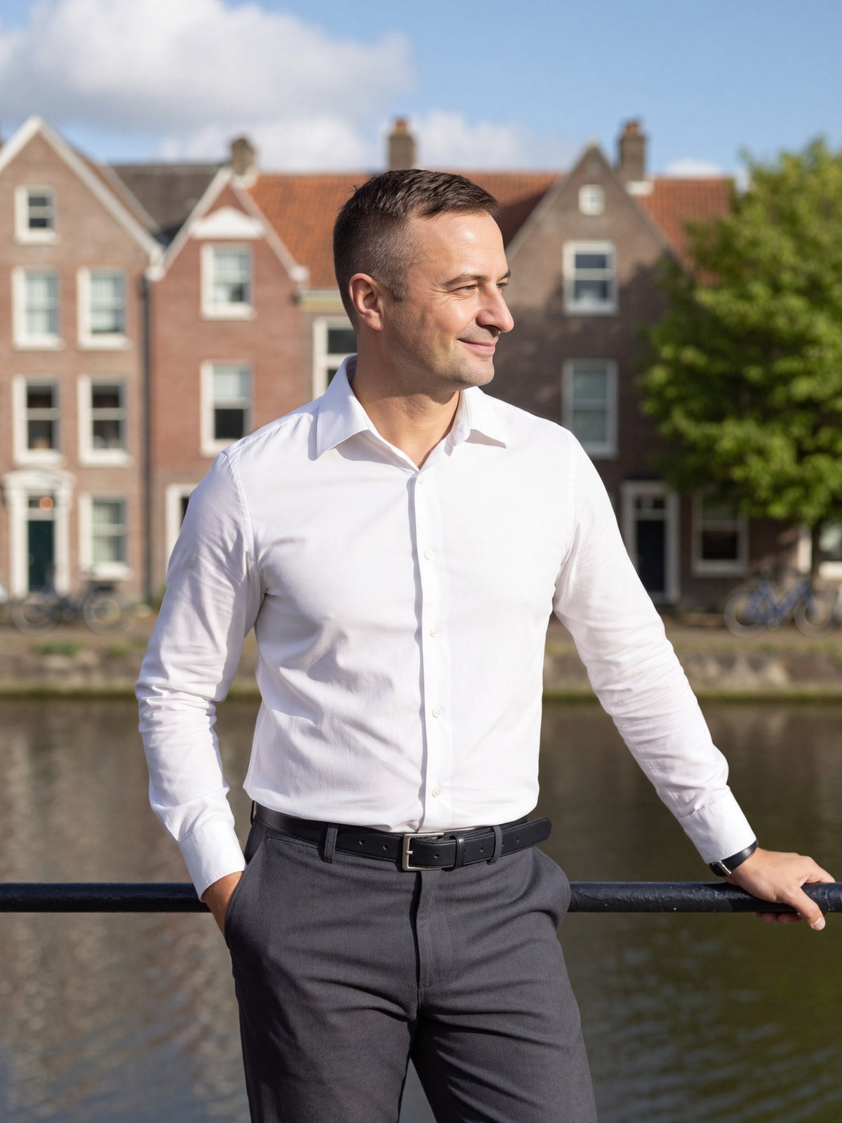 Man draagt wit overhemd met grijze pantalon aan een gracht in Utrecht | Boutique Moda