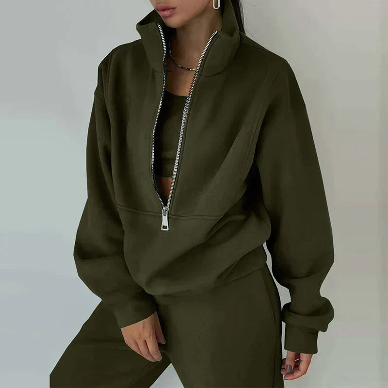 Legergroen sweatshirt met halve rits, gedragen door vrouw, bijpassende joggingbroek | Boutique Moda