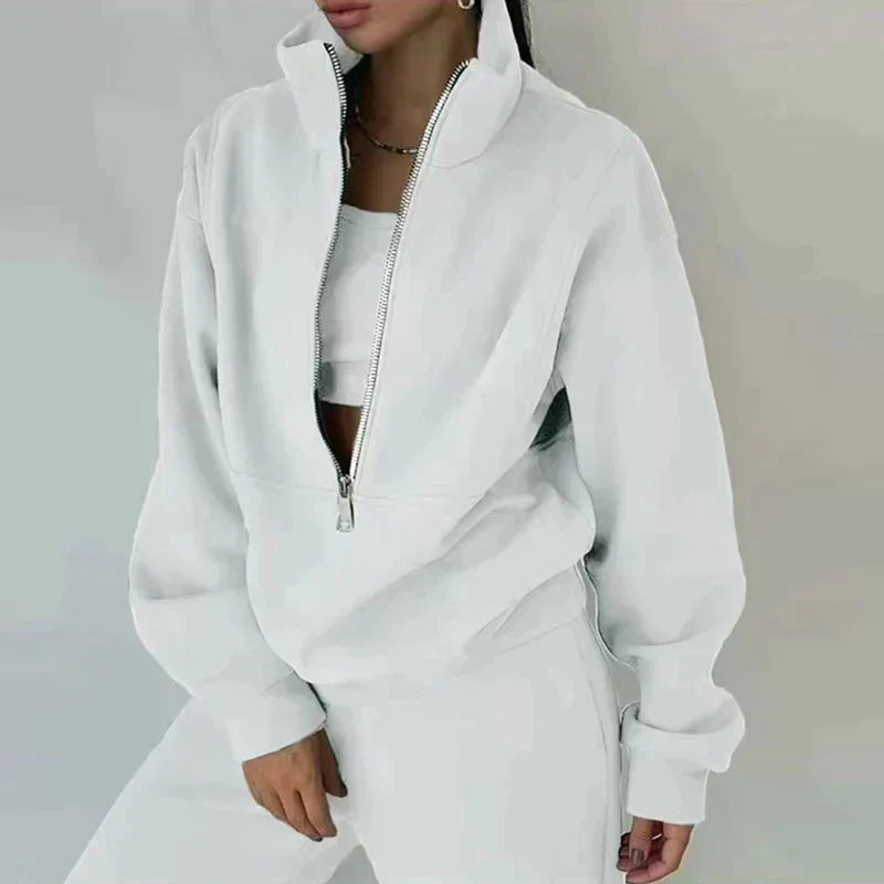 Witte half-zip sweatshirt met joggingbroek, gedragen door vrouw | Boutique Moda