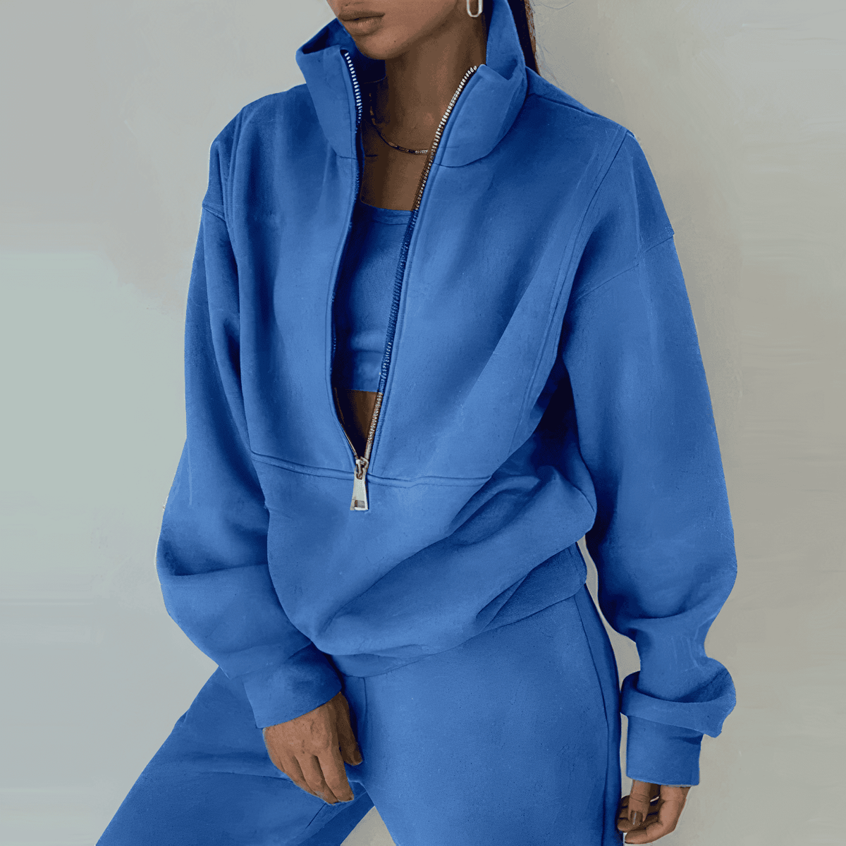Blauwe half-zip sweatshirt met bijpassende joggingbroek, gedragen door een vrouw | Boutique Moda