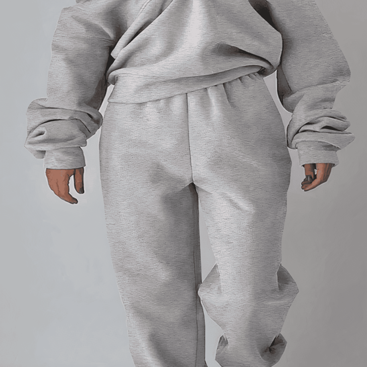 Grijs joggingpak met sweatshirt en broek, gedragen door een persoon | Boutique Moda