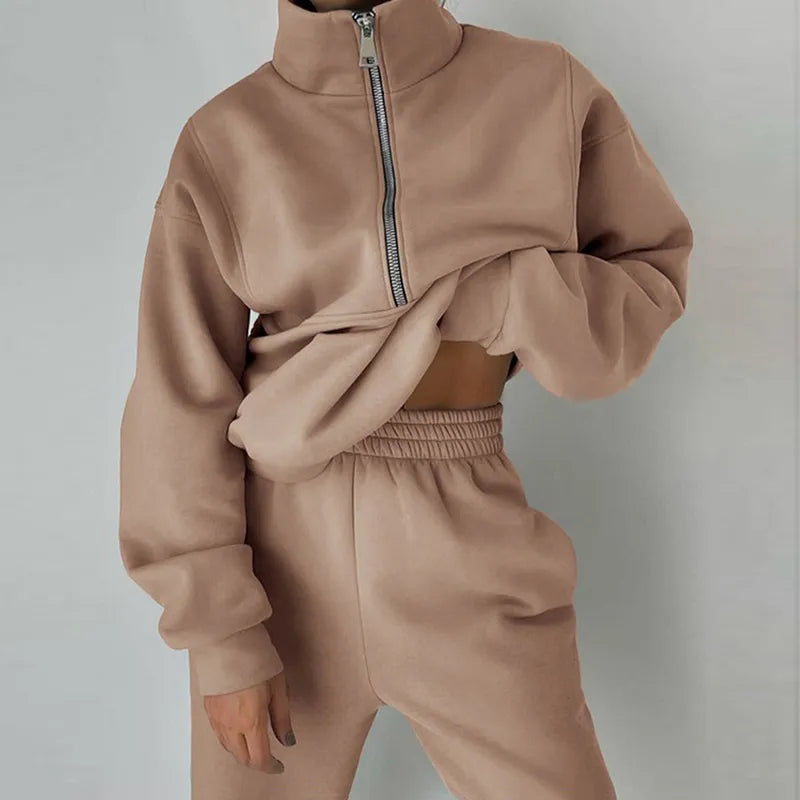 Beige joggingset met halve rits, gedragen door een vrouw | Boutique Moda