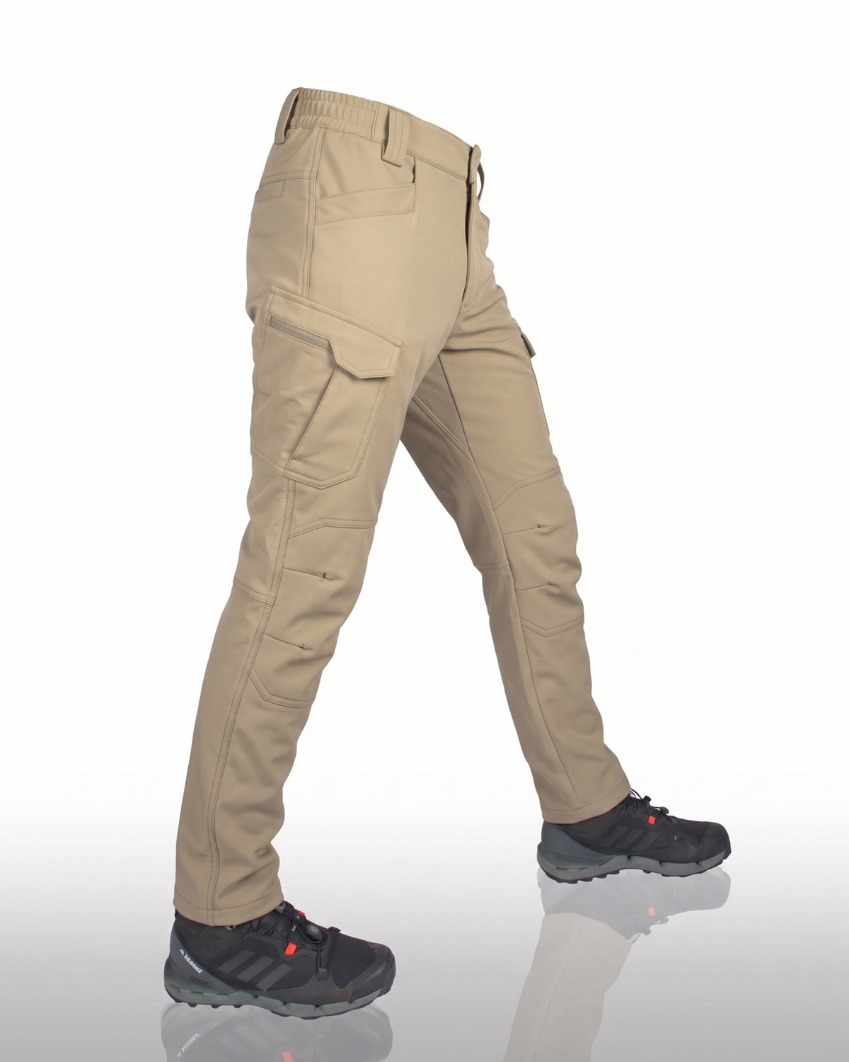 Beige tactische cargobroek met ritszakken, gedragen door persoon met wandelschoenen | Boutique Moda