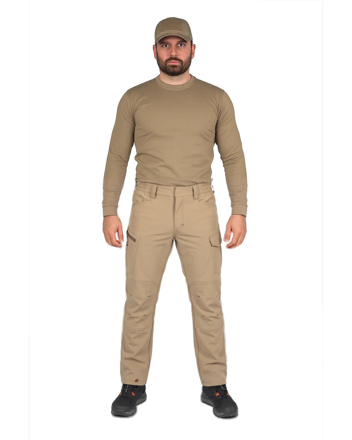 Man draagt beige tactische cargobroek en pet | Boutique Moda