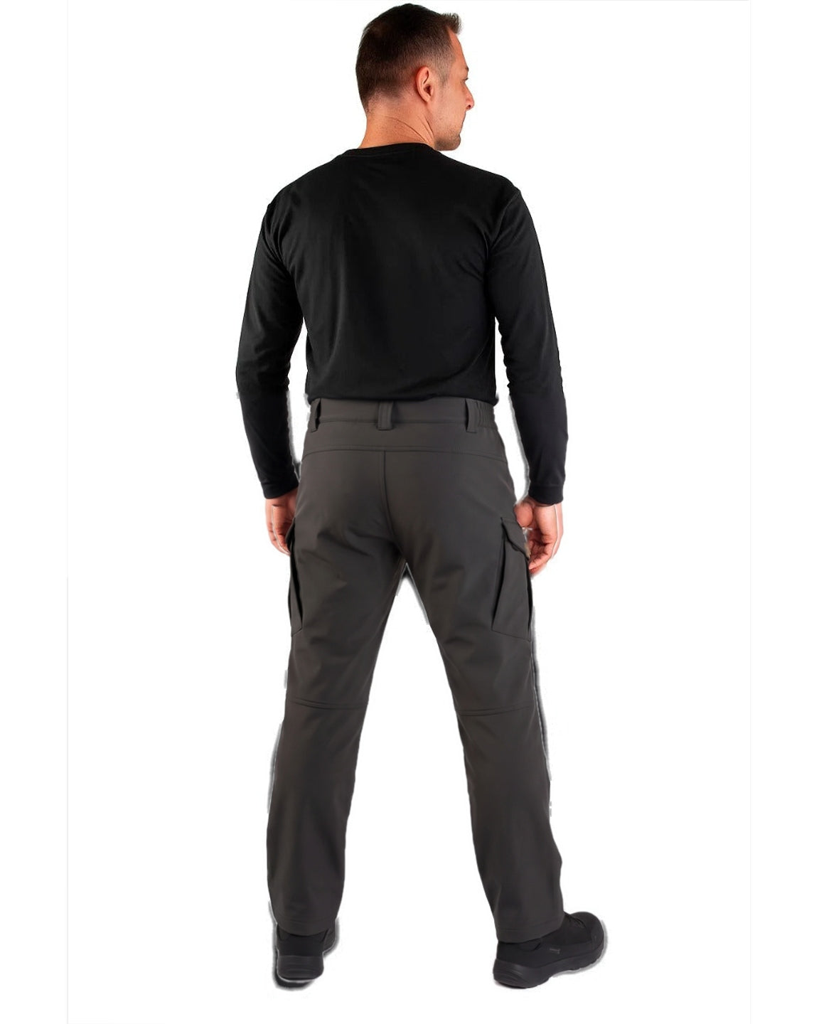 Man draagt donkergrijze tactische cargobroek met kniestukken en zwart sweatshirt | Boutique Moda