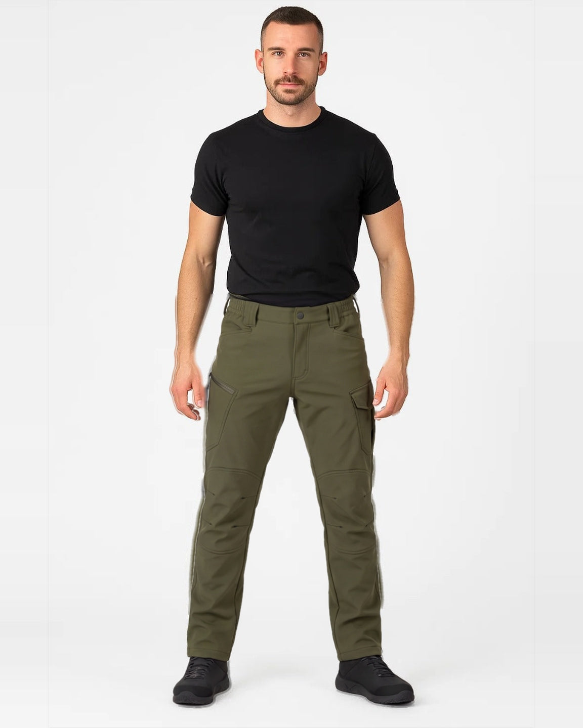 Man draagt groen tactisch cargobroek met zwart shirt en veiligheidsschoenen | Boutique Moda