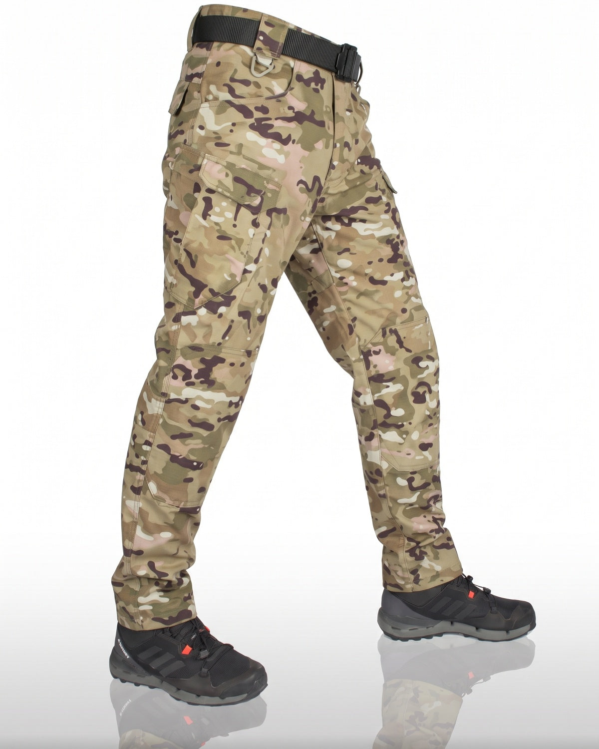 Tactische werkbroek heren in camo (multicam) met cargozakken en riem, gedragen met wandelschoenen | Boutique Moda