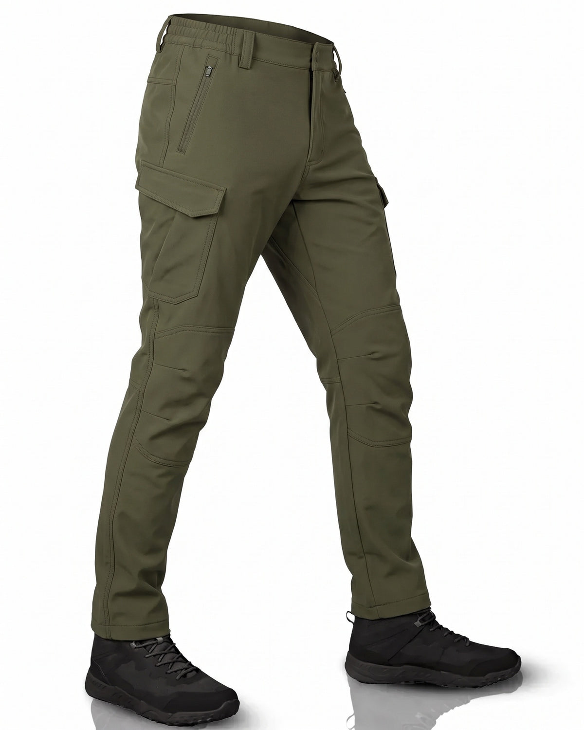 Groene tactische cargobroek met kniestukken, gedragen door persoon met zwarte schoenen | Boutique Moda