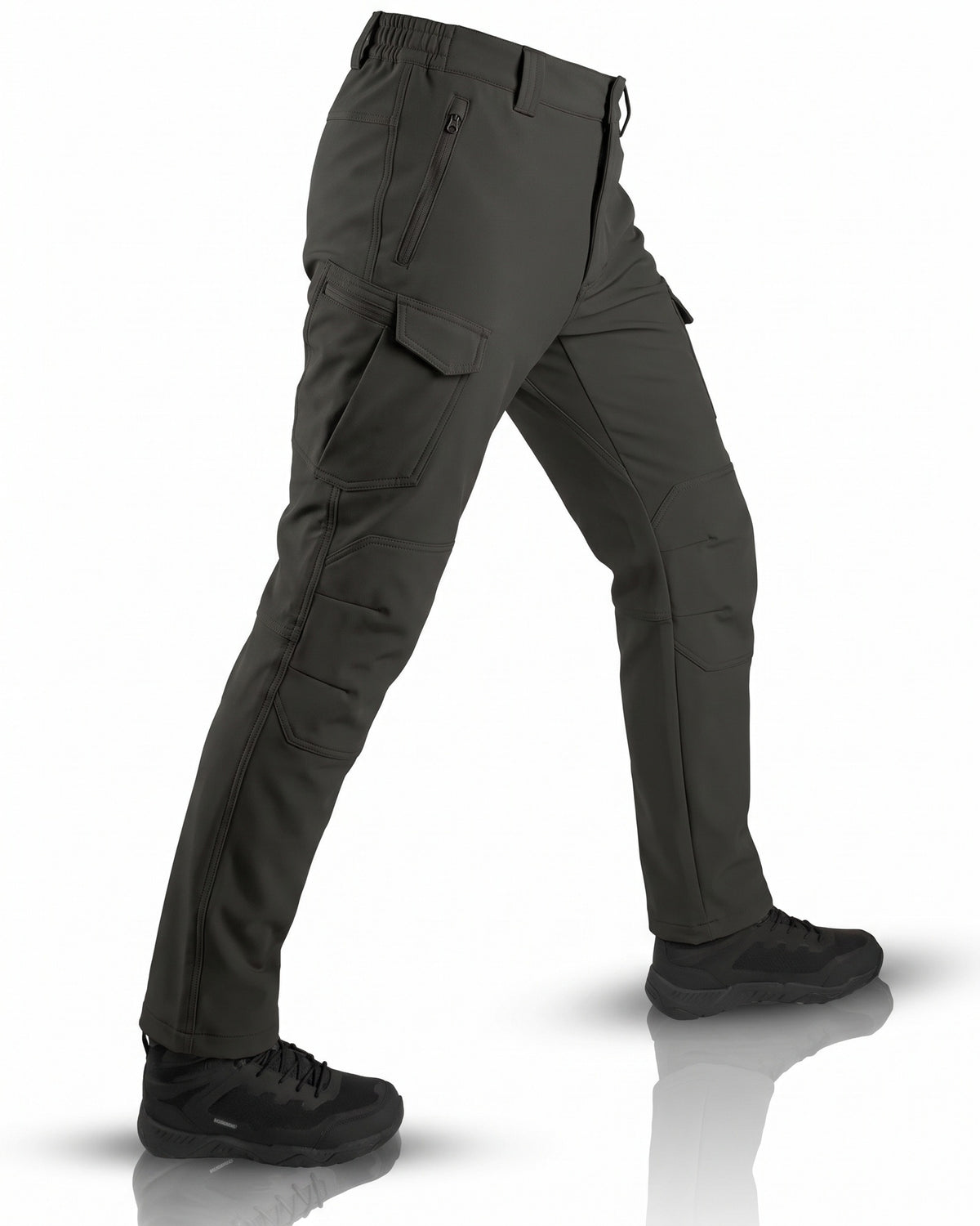 Donkergrijze tactische cargobroek met kniestukken, gedragen door persoon, beenweergave | Boutique Moda