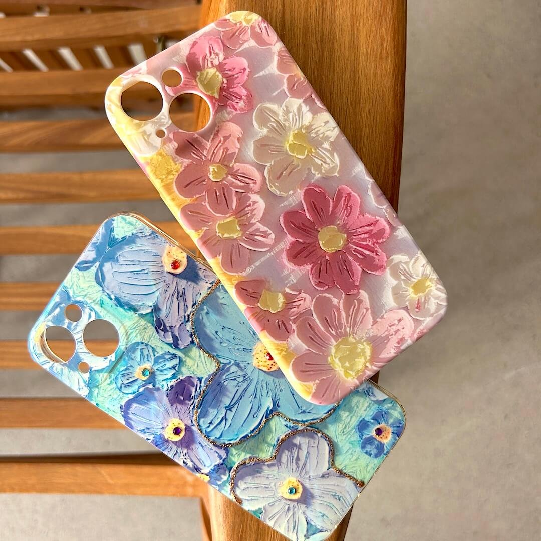 Telefoonhoesje iPhone | Bloemen Reliëf | Roze of Blauw-Boutique Moda