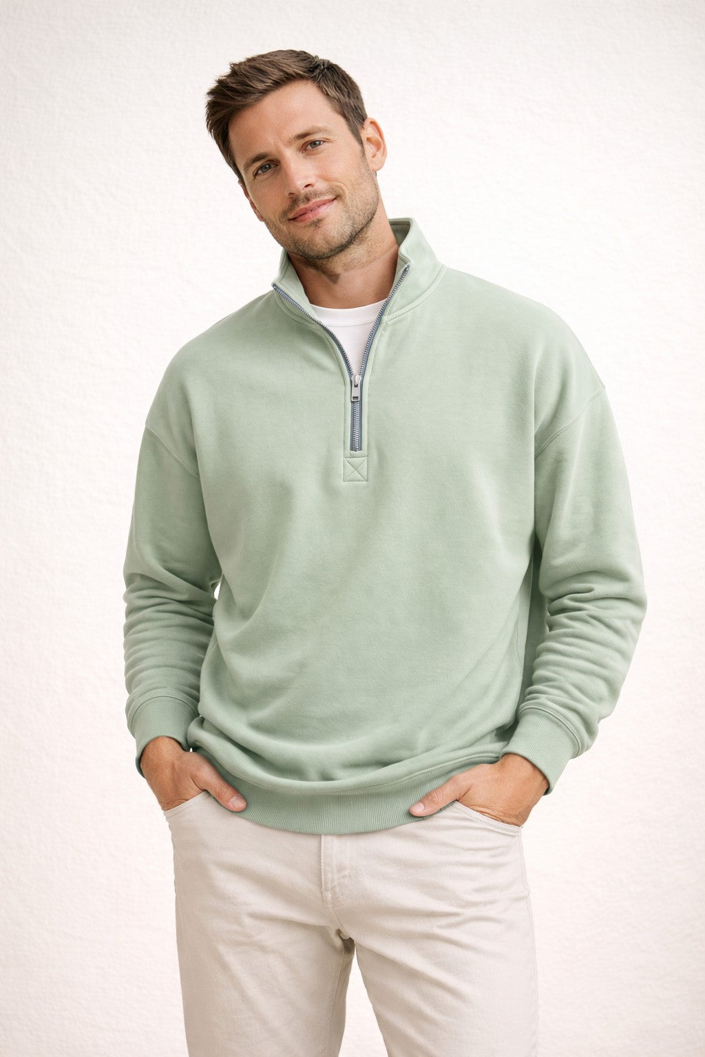 Groene sweater met halve rits, gedragen door man in beige broek | Boutique Moda