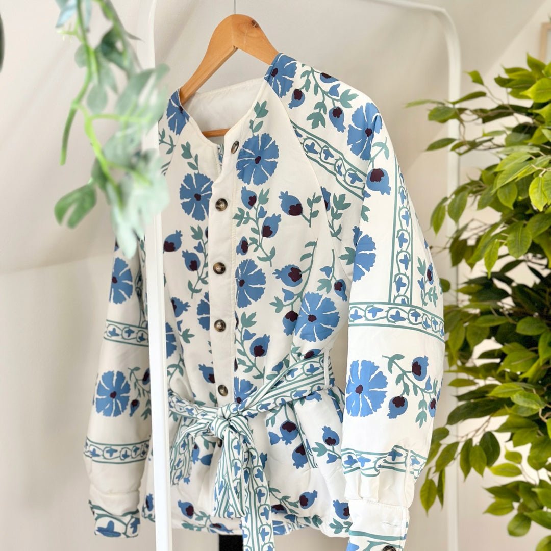 Tussenjas Dames | Blauwe Bloemenprint | Gewatteerd Met Ceintuur-Boutique Moda