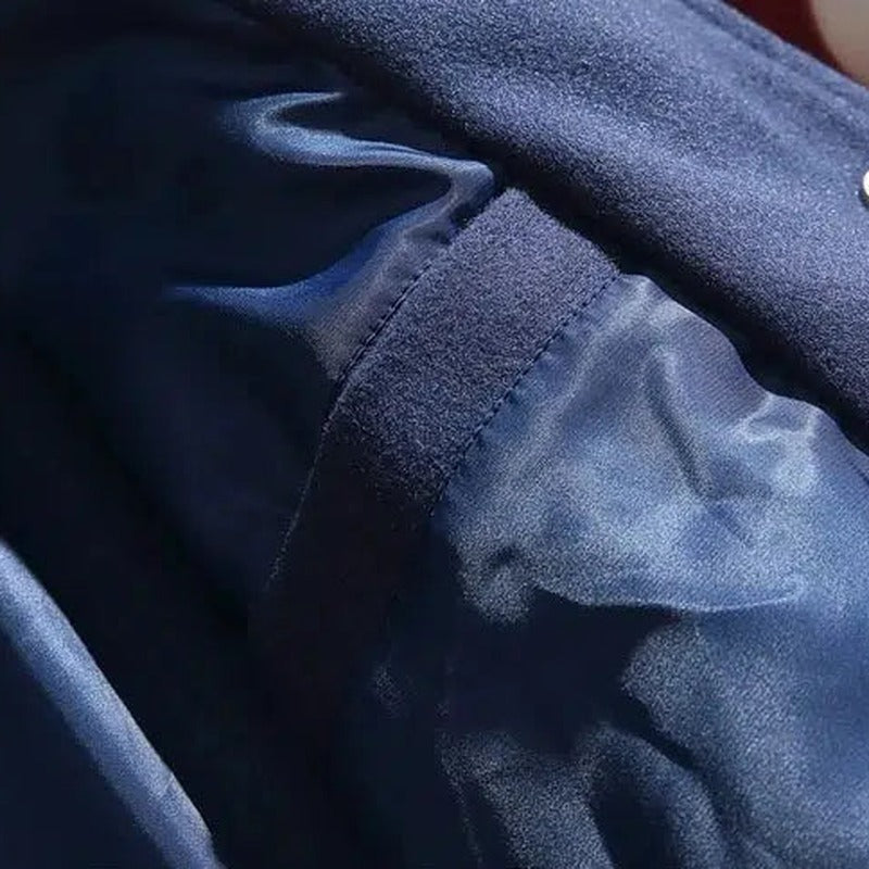 Binnenkant van de blauwe varsityjas met glanzende voering | Boutique Moda