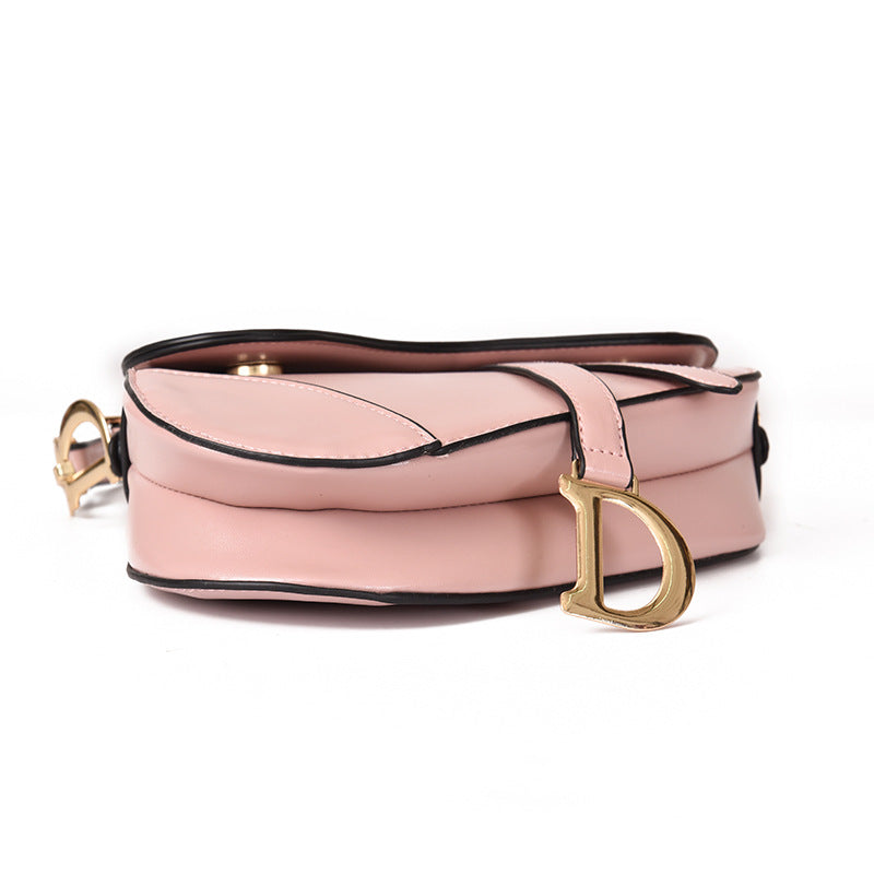 Roze imitatieleren schoudertas met gouden gesp, plat neergelegd | Boutique Moda