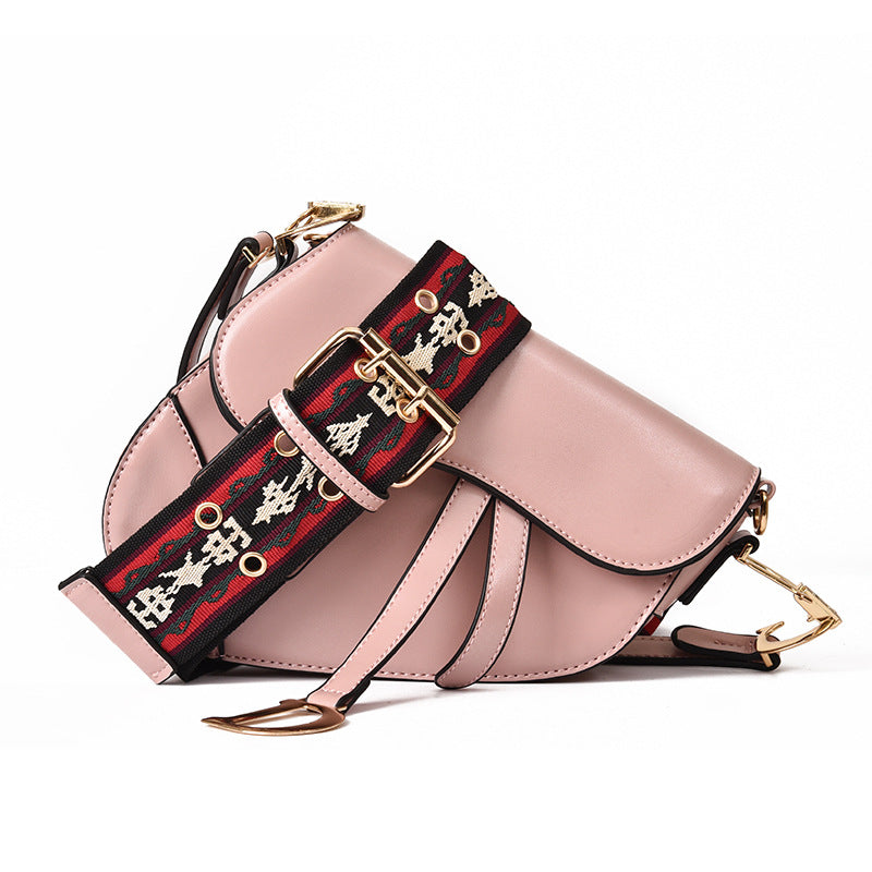 Roze schoudertas van imitatieleer met gouden gesp en gekleurde band, vrijstaand | Boutique Moda
