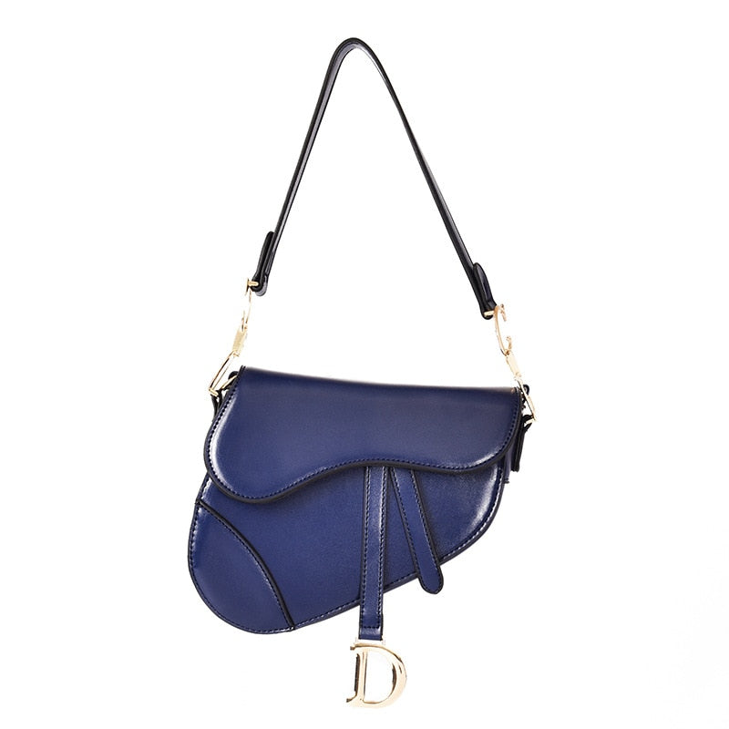 Blauwe zadeltas van imitatieleer met gouden gesp, vrijstaand getoond | Boutique Moda