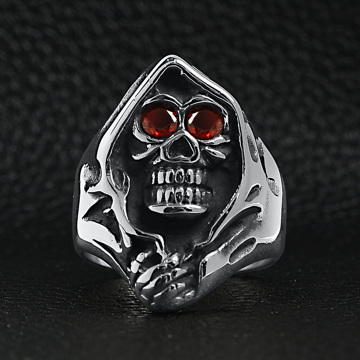 Zilverkleurige ring met doodskop, capuchon en rode ogen, los liggend | Boutique Moda
