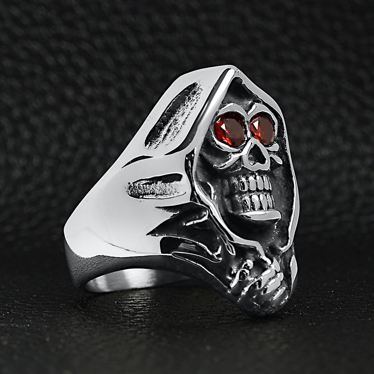 Zilverkleurige ring met doodskop, capuchon en rode ogen, los liggend getoond | Boutique Moda