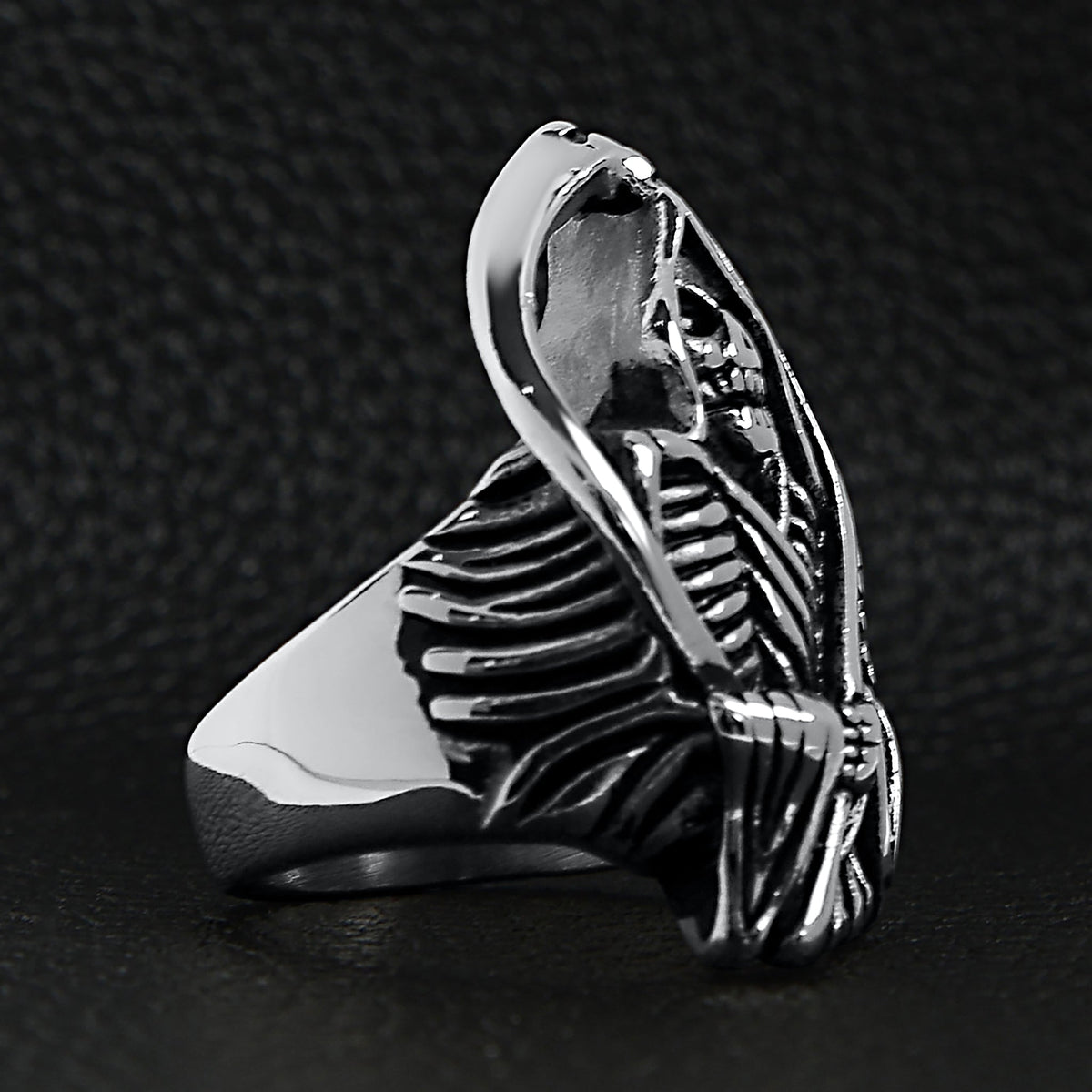 Zilverkleurige ring met skelet en zeis, los liggend getoond | Boutique Moda