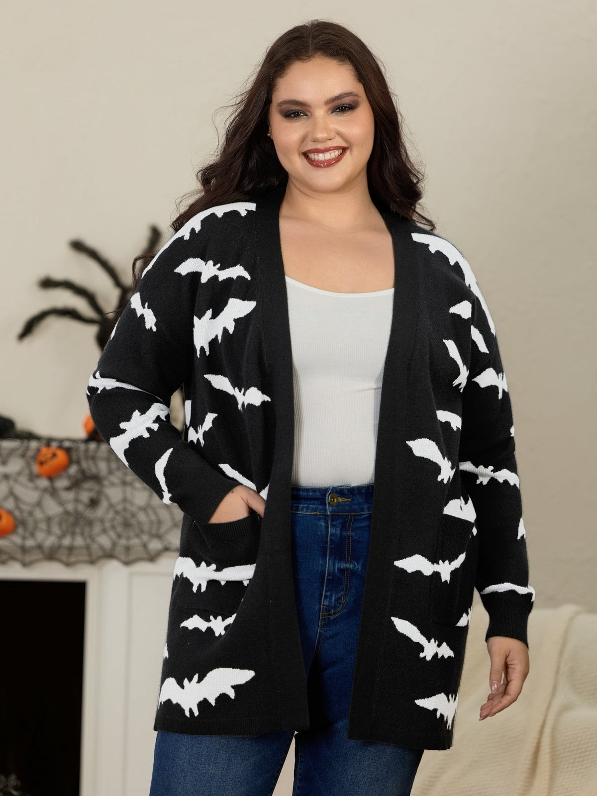 Vrouw in het vleermuis vest thuis met Halloween decoratie