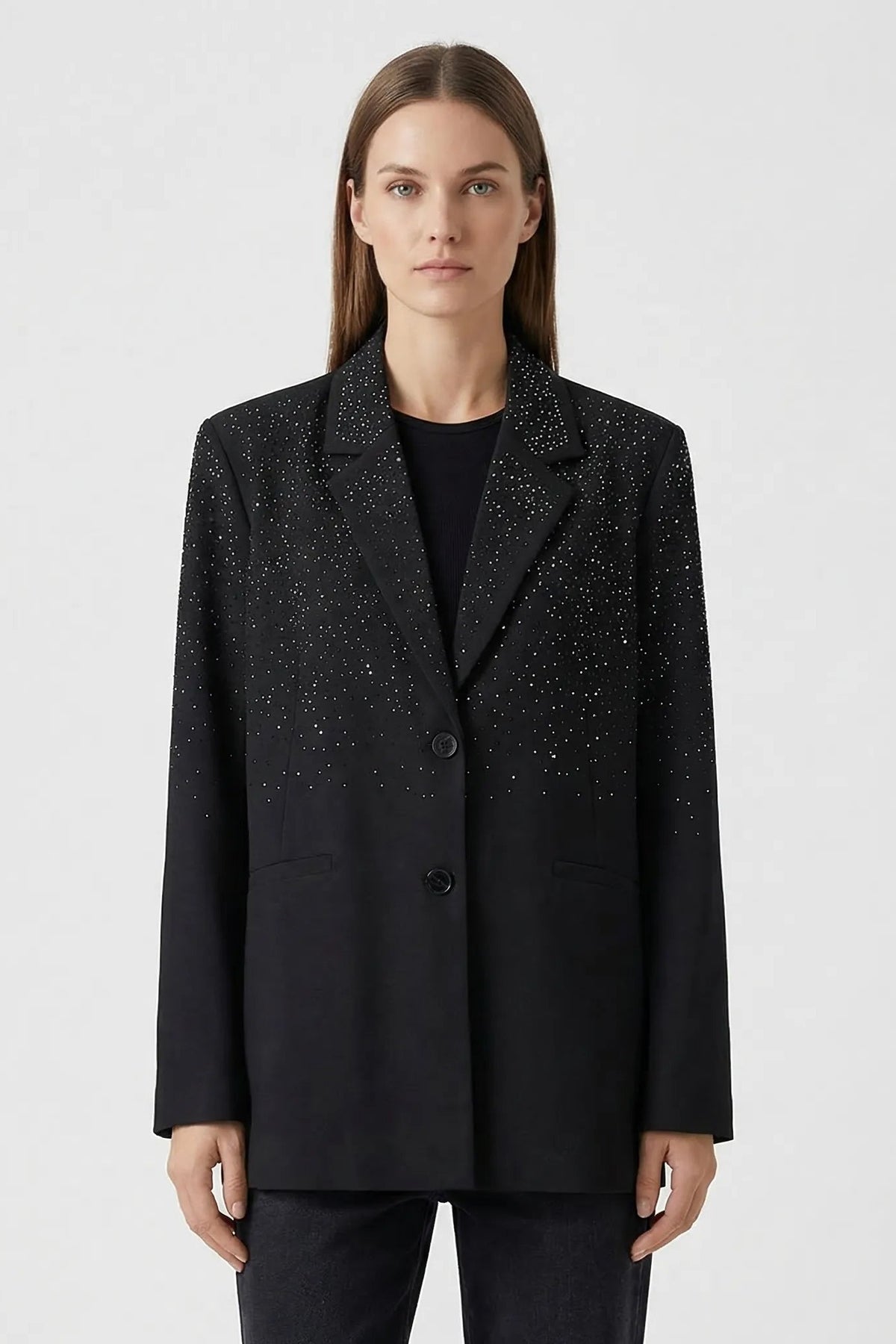 Vrouw draagt zwarte oversized blazer met strass steentjes, vooraanzicht, studiofoto | Boutique Moda