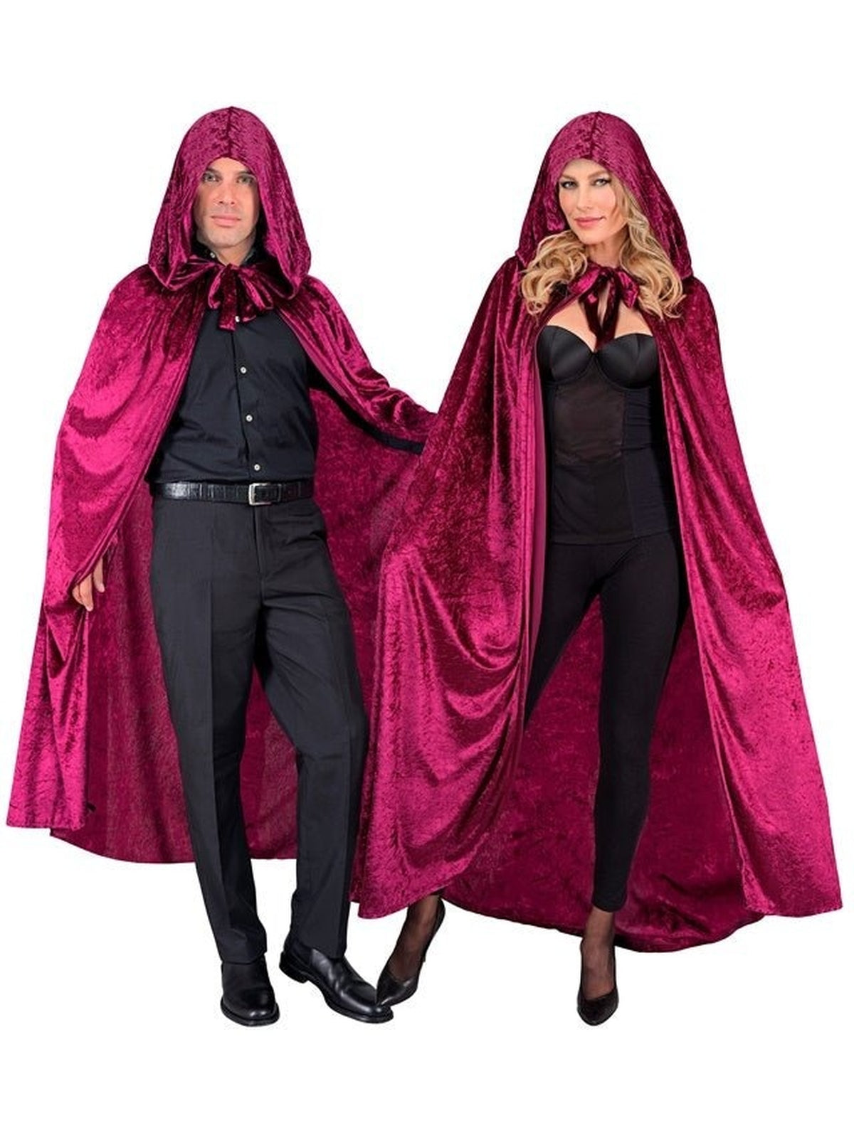 Man en vrouw in de bordeaux fluwelen cape met capuchon
