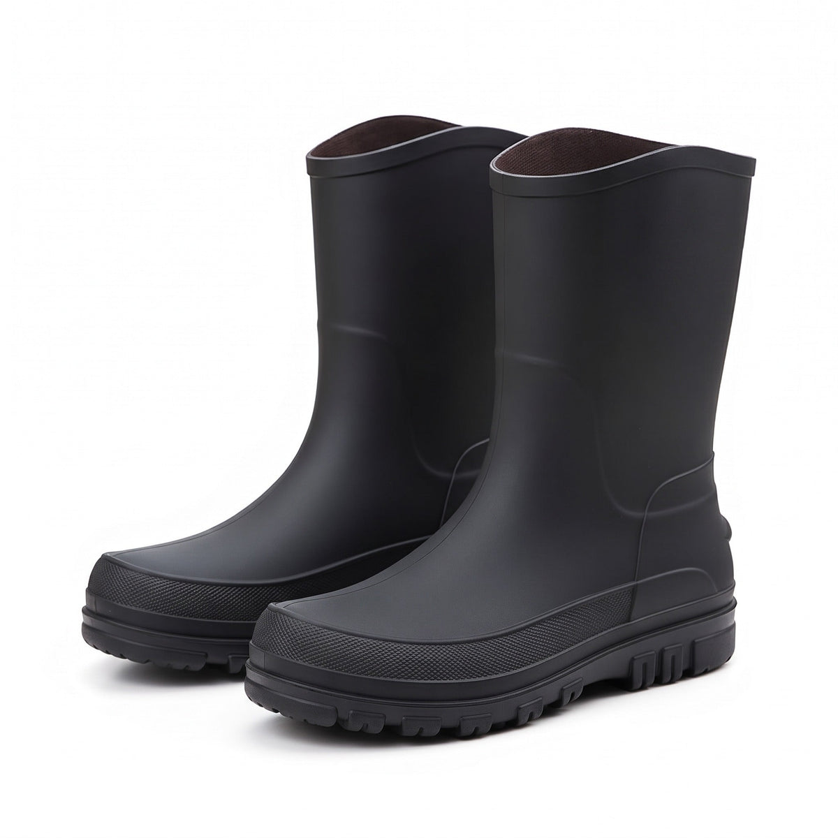 Zwarte halfhoge regenlaarzen met geprofileerde zool, niet gedragen, vrijstaand getoond | Boutique Moda