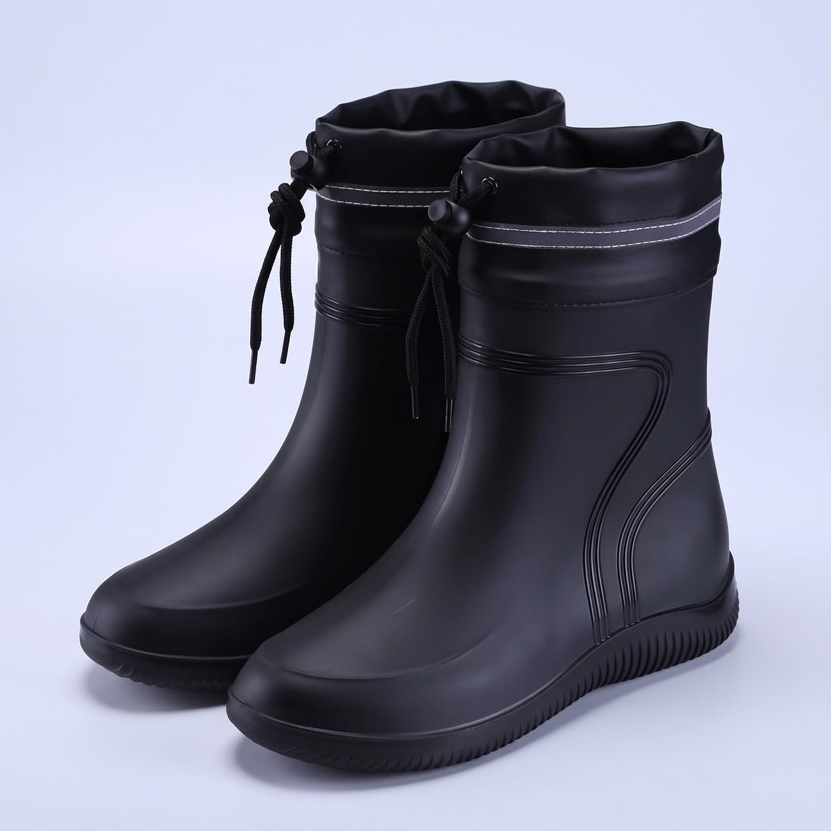Zwarte korte regenlaarzen met manchet en koord, los op witte achtergrond | Boutique Moda