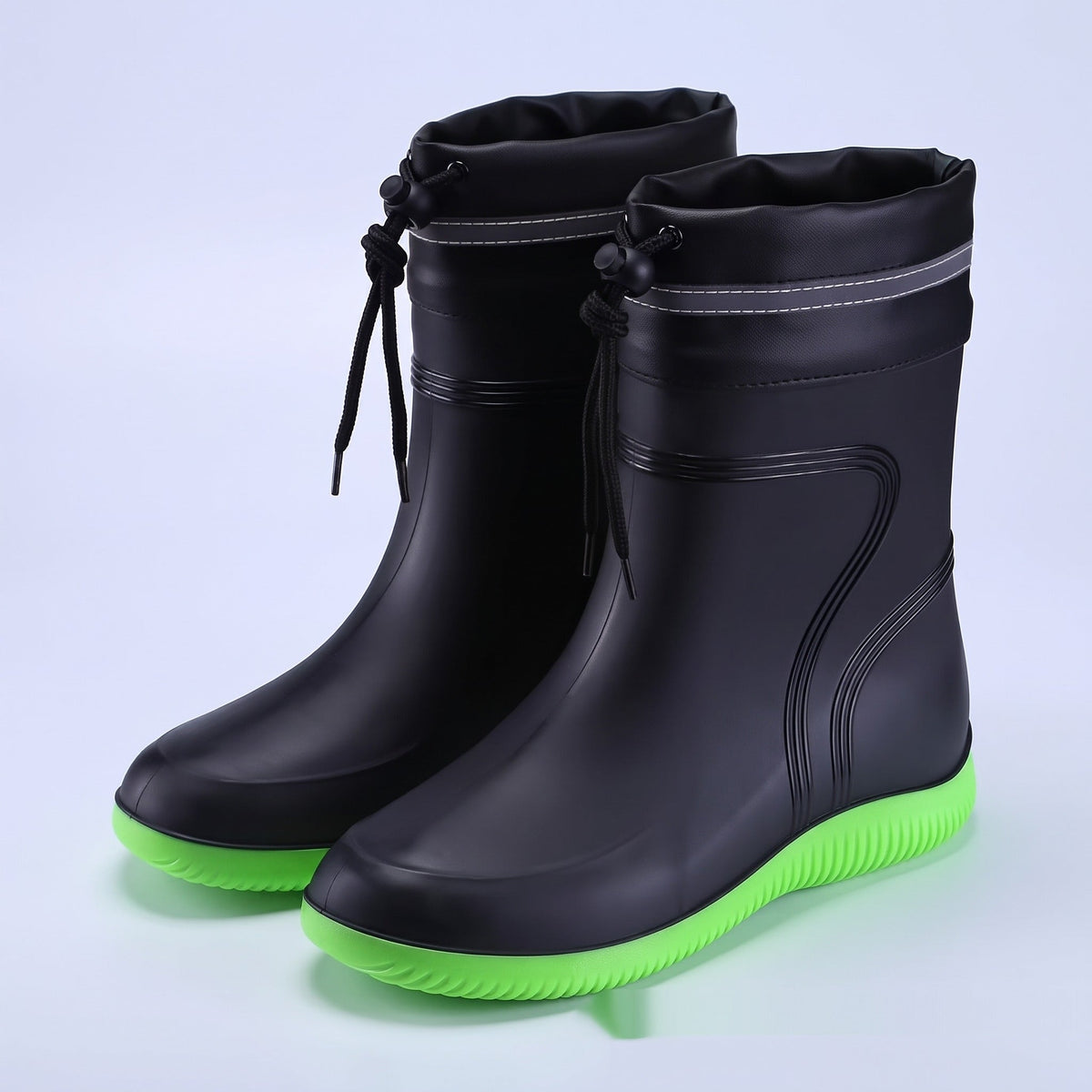 Zwarte regenlaarzen met groene zool, los staand, niet gedragen | Boutique Moda