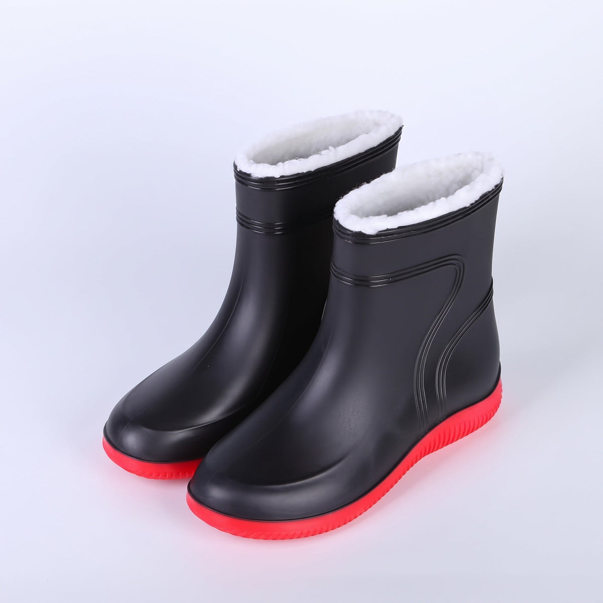 Zwarte herenregenlaarzen met rode zool en witte pluchevoering, los staand | Boutique Moda