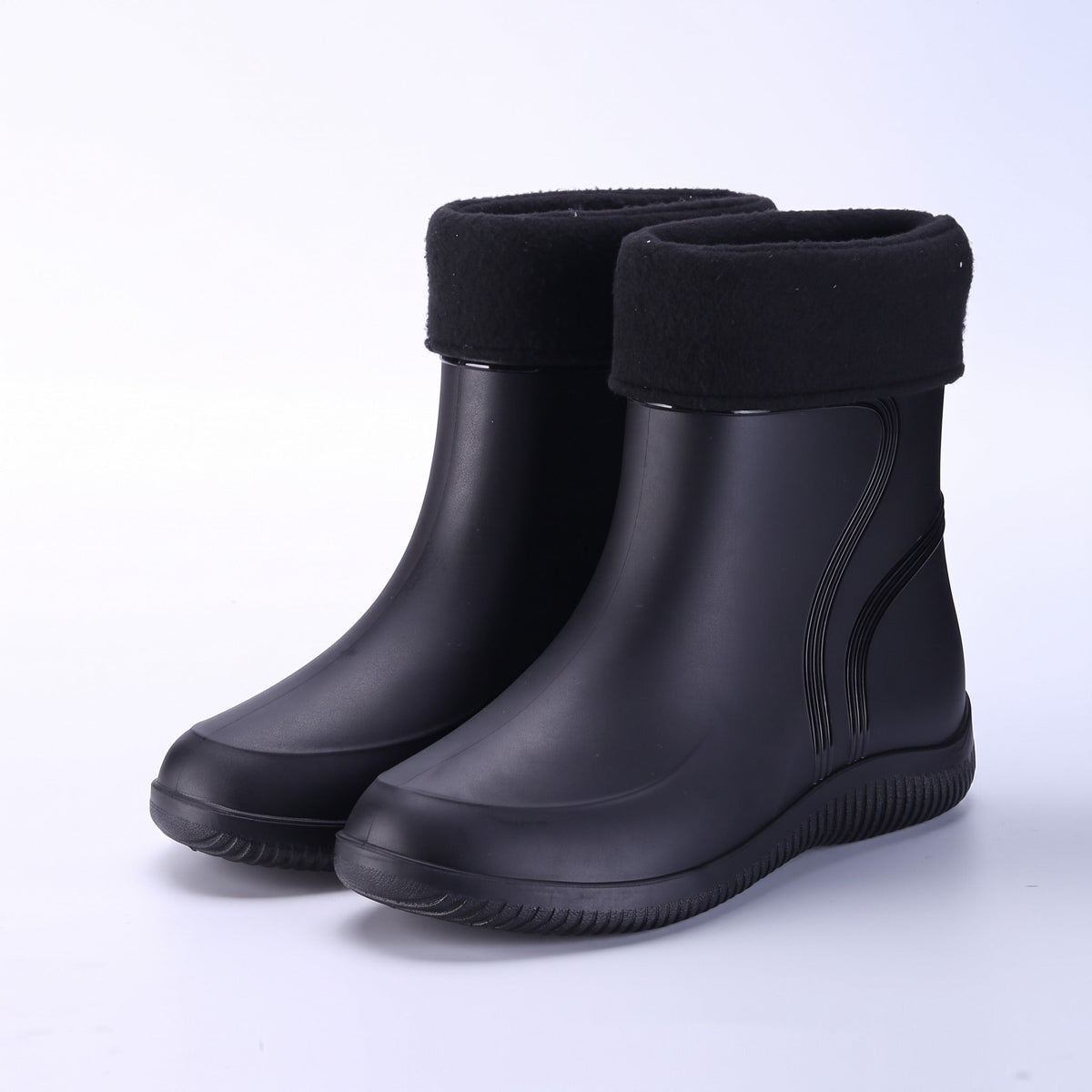 Zwarte korte regenlaarzen met pluchevoering, los op witte achtergrond getoond | Boutique Moda