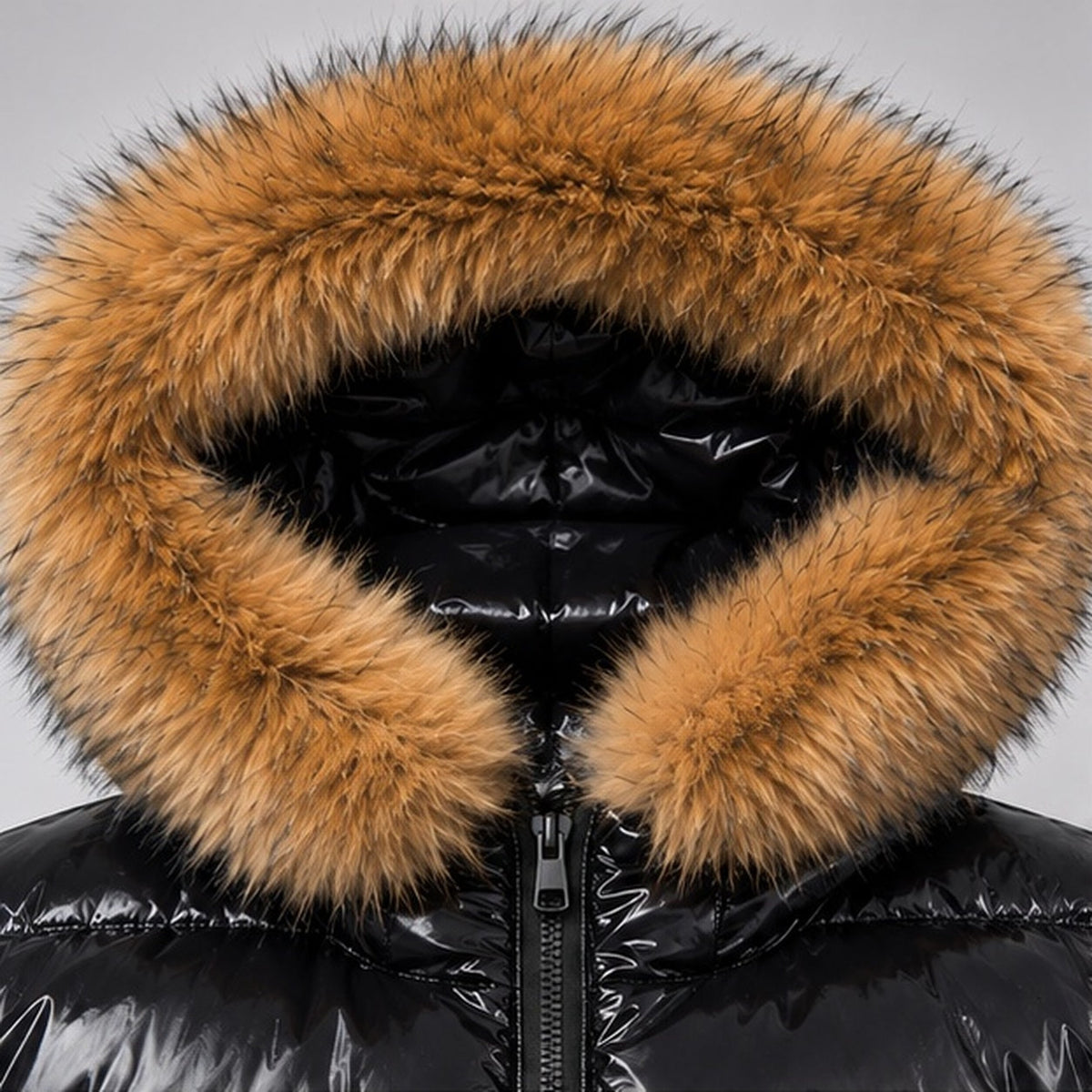 Zwarte glanzende gewatteerde winterjas met capuchon en imitatiebont, close-up detailfoto | Boutique Moda