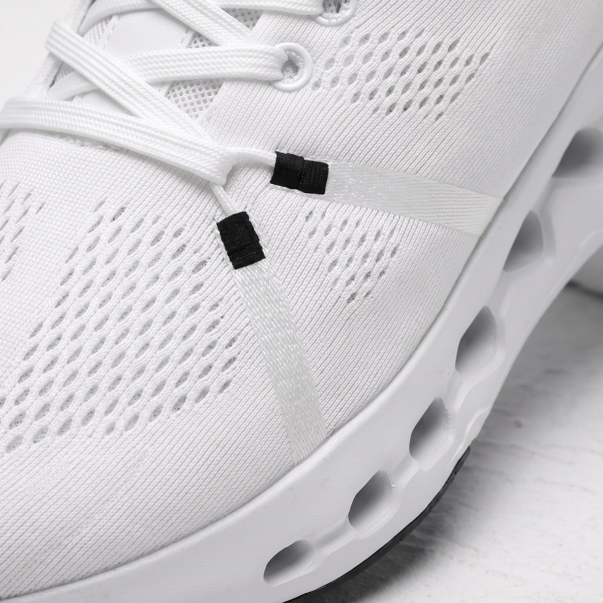 Witte hardloopschoen close-up met mesh bovenwerk en dikke gestructureerde zool | Boutique Moda