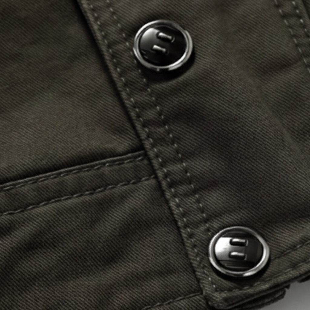 Close-up van donkergroene jas met metalen knopen en stiksels | Boutique Moda