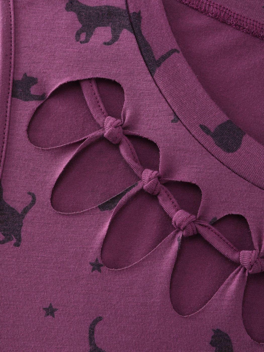 Close-up van de geknoopte cut-outs bij de hals
