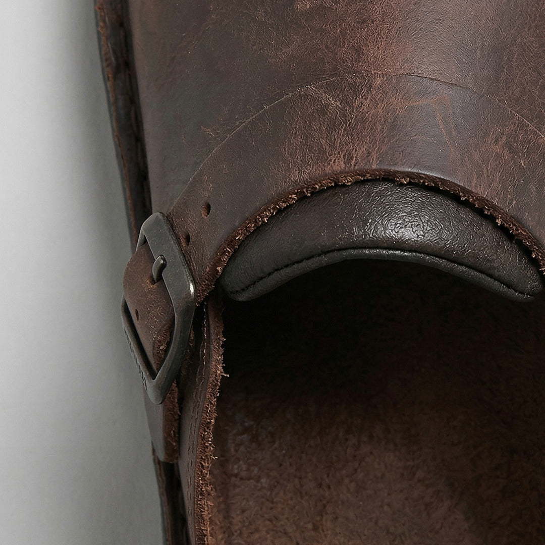 Donkerbruine vegan leren clog met gesp, close-up detailfoto zonder persoon | Boutique Moda