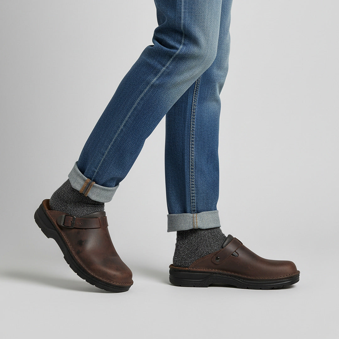 Bruine vegan leren clogs met gesp gedragen met opgerolde spijkerbroek en sokken | Boutique Moda
