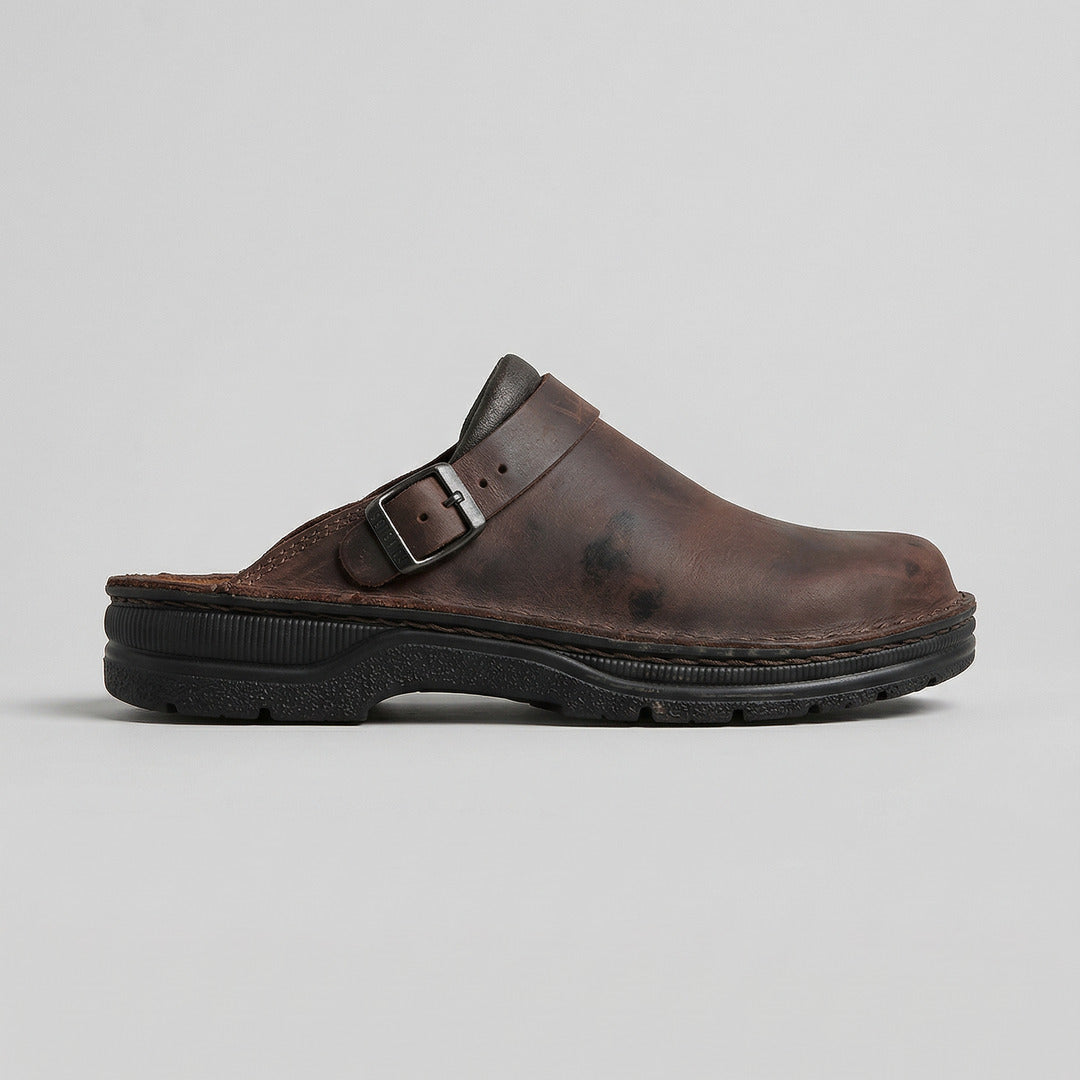 Bruine vegan leren clog met gesp en zwarte zool, vrijstaand product | Boutique Moda