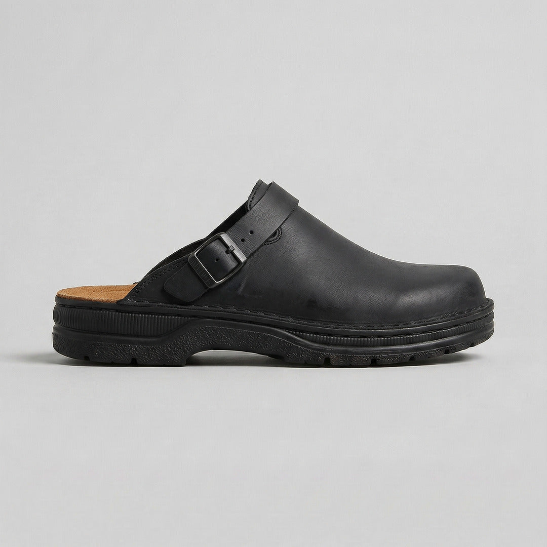 Zwarte vegan leren clog met gesp en profielzool, vrijstaand gefotografeerd | Boutique Moda