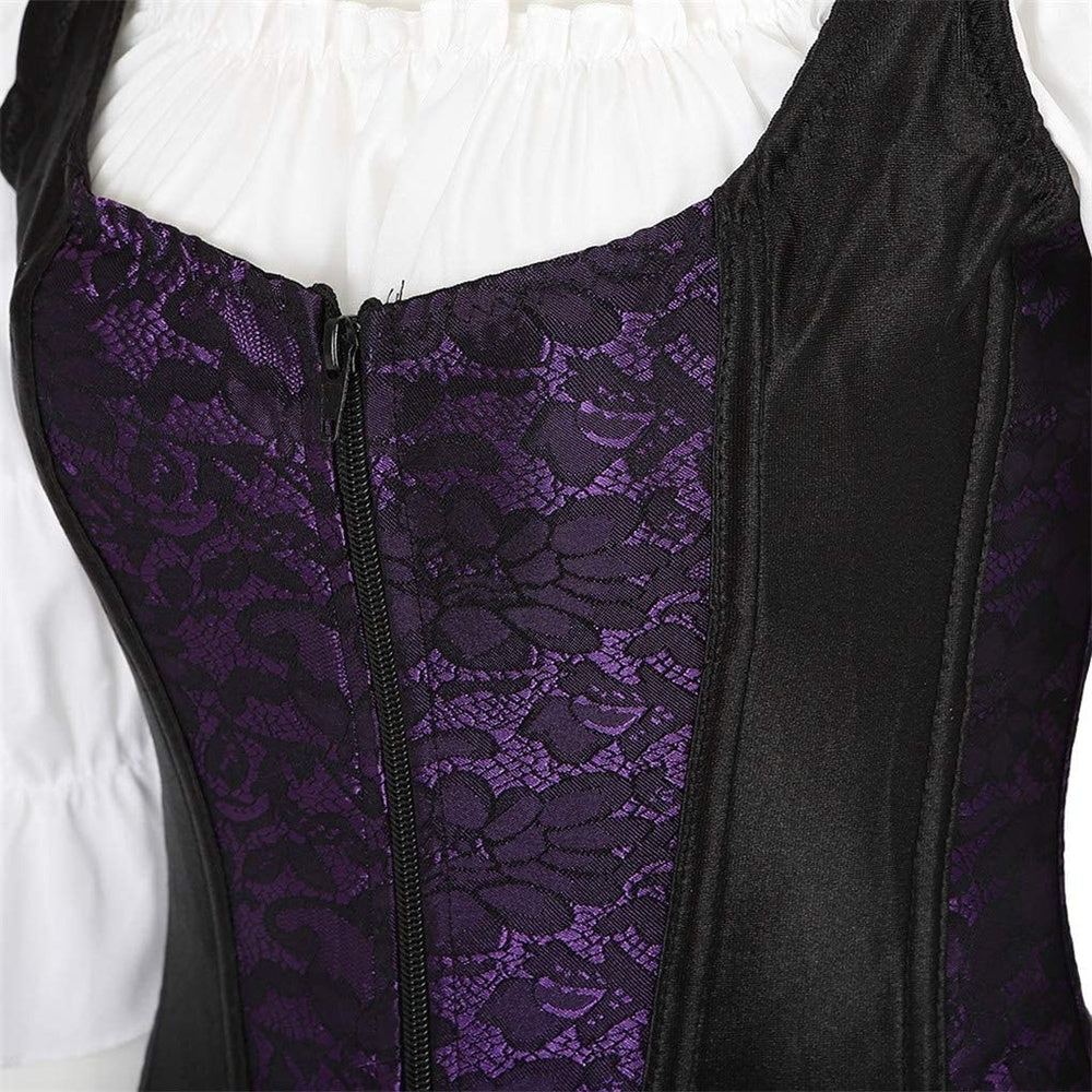 Close-up van de hals van het paarse korset met blouse