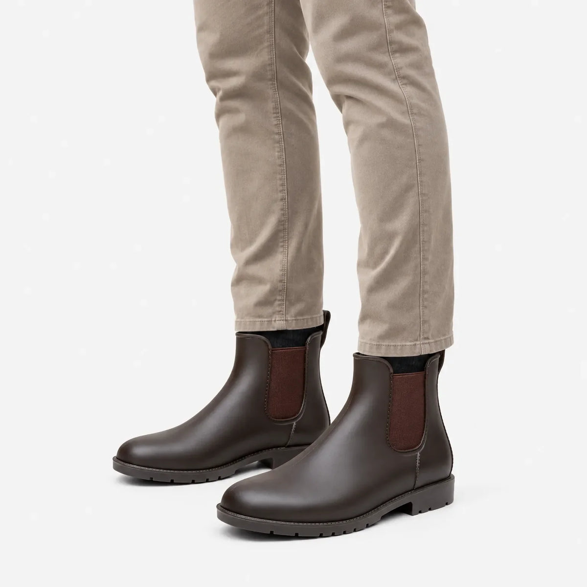 Bruine Chelsea-regenlaarzen met een beige chino