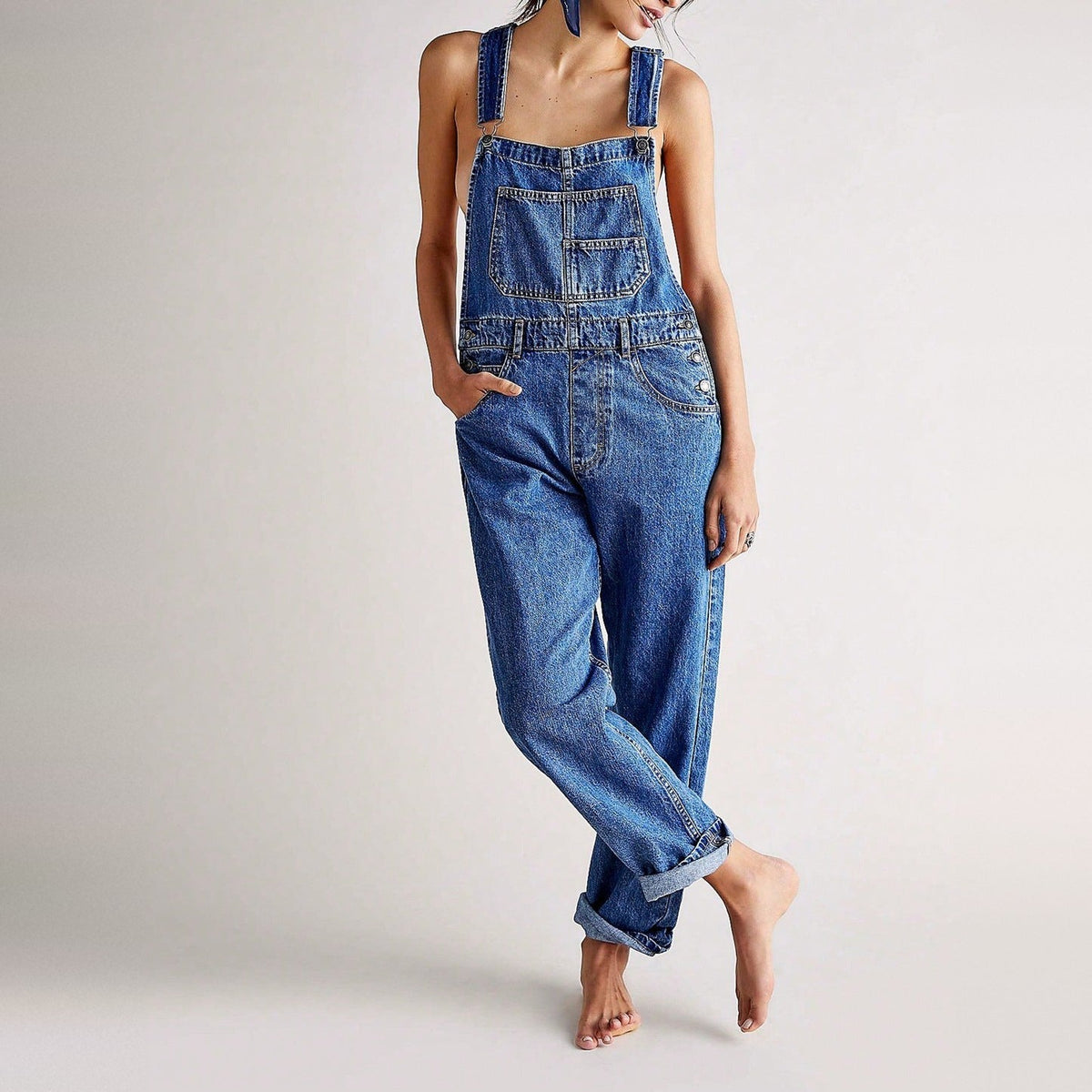 Blauwe denim tuinbroek met opgerolde pijpen, gedragen door staand model | Boutique Moda