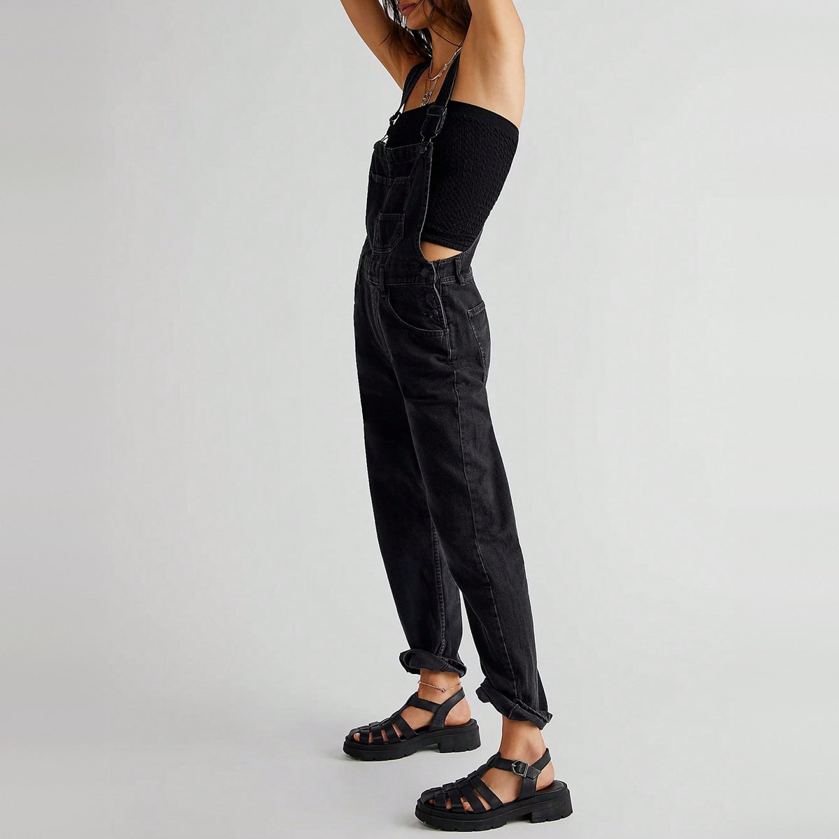 Zwarte spijkerstof tuinbroek gedragen door vrouw met sandalen zijaanzicht | Boutique Moda