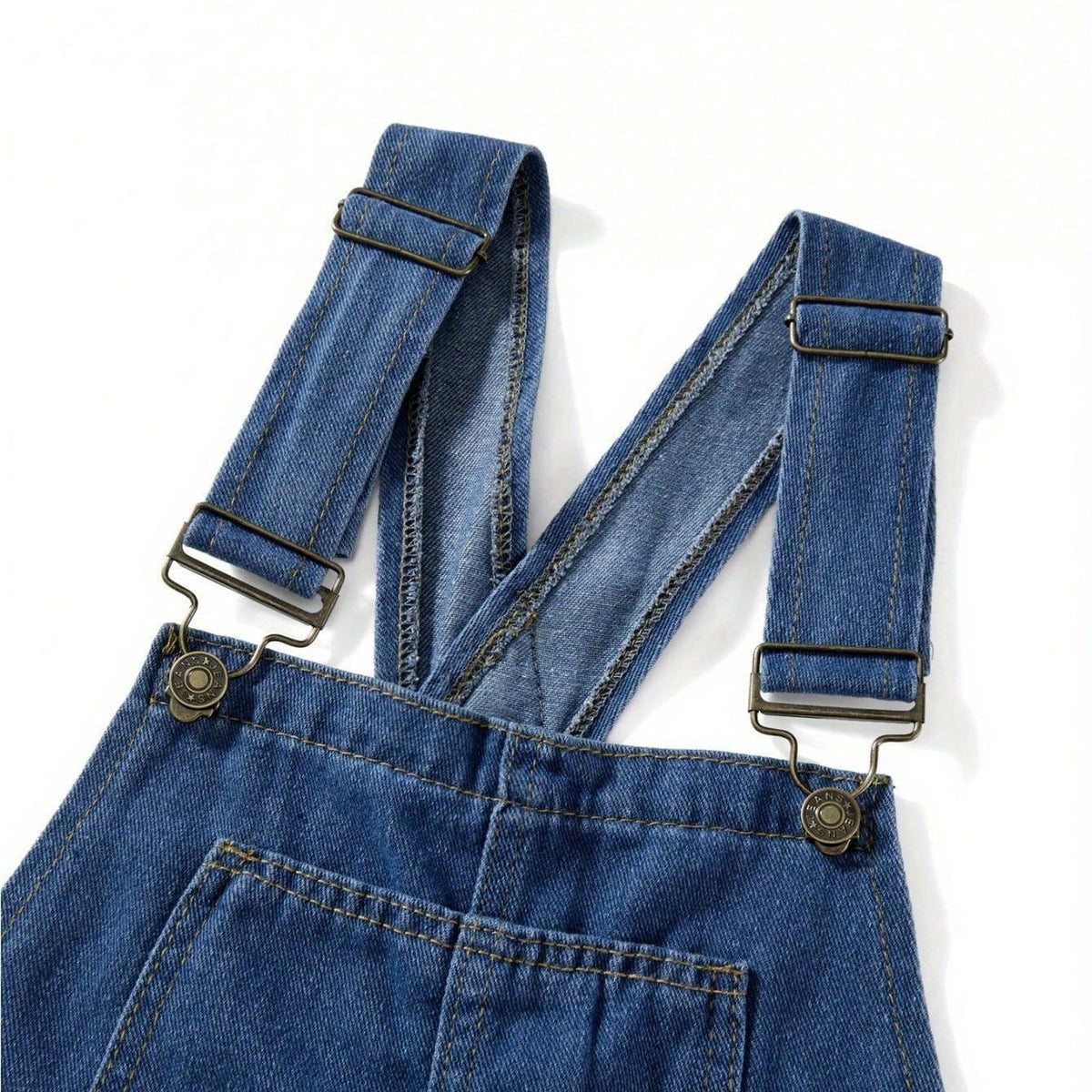 Blauwe denim tuinbroek met verstelbare bandjes en bronzen gespen, close-up | Boutique Moda