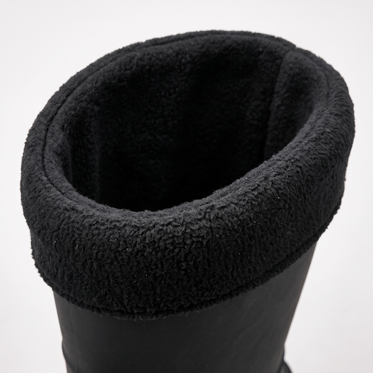 Zwarte regenlaars met fleece voering, close-up bovenkant, geen persoon zichtbaar | Boutique Moda