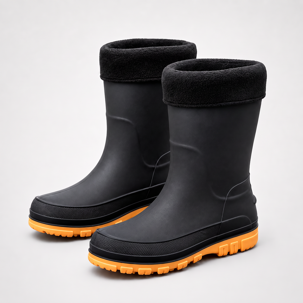 Zwarte regenlaarzen met fleece kraag en oranje antislipzool, vrijstaand | Boutique Moda