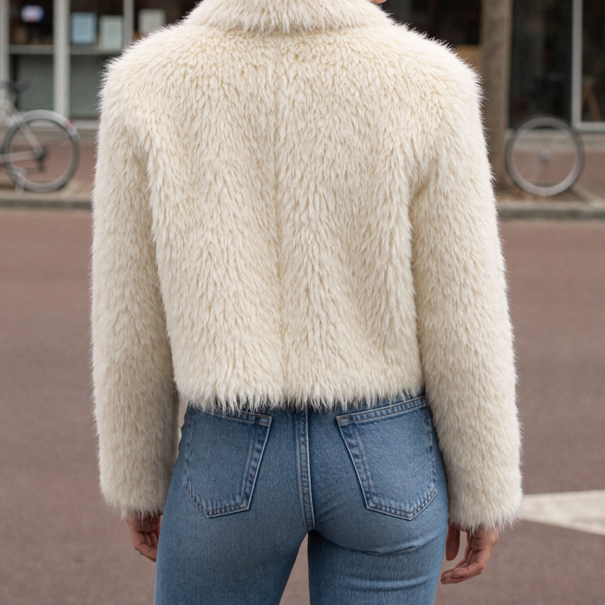 Achterkant van de crèmekleurige korte nepbontjas | Boutique Moda