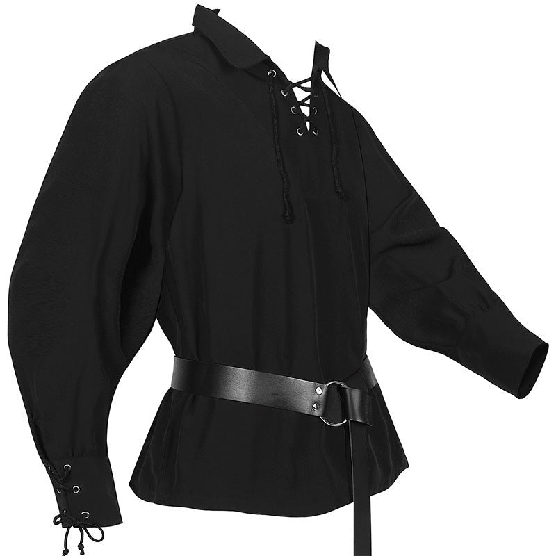Zwart middeleeuws overhemd met vetersluiting, lange mouwen en brede riem, op paspop | Boutique Moda