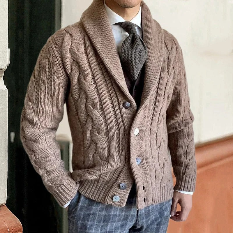 Beige gekabeld vest met sjaalkraag, gedragen door man met stropdas | Boutique Moda