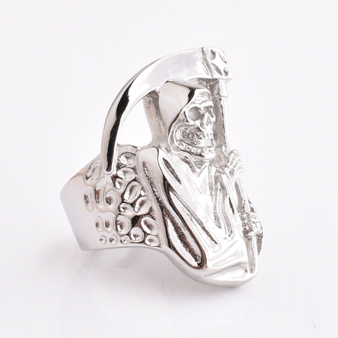 Zilverkleurige ring met zittende Magere Hein, zeis en capuchon, vrijstaand | Boutique Moda